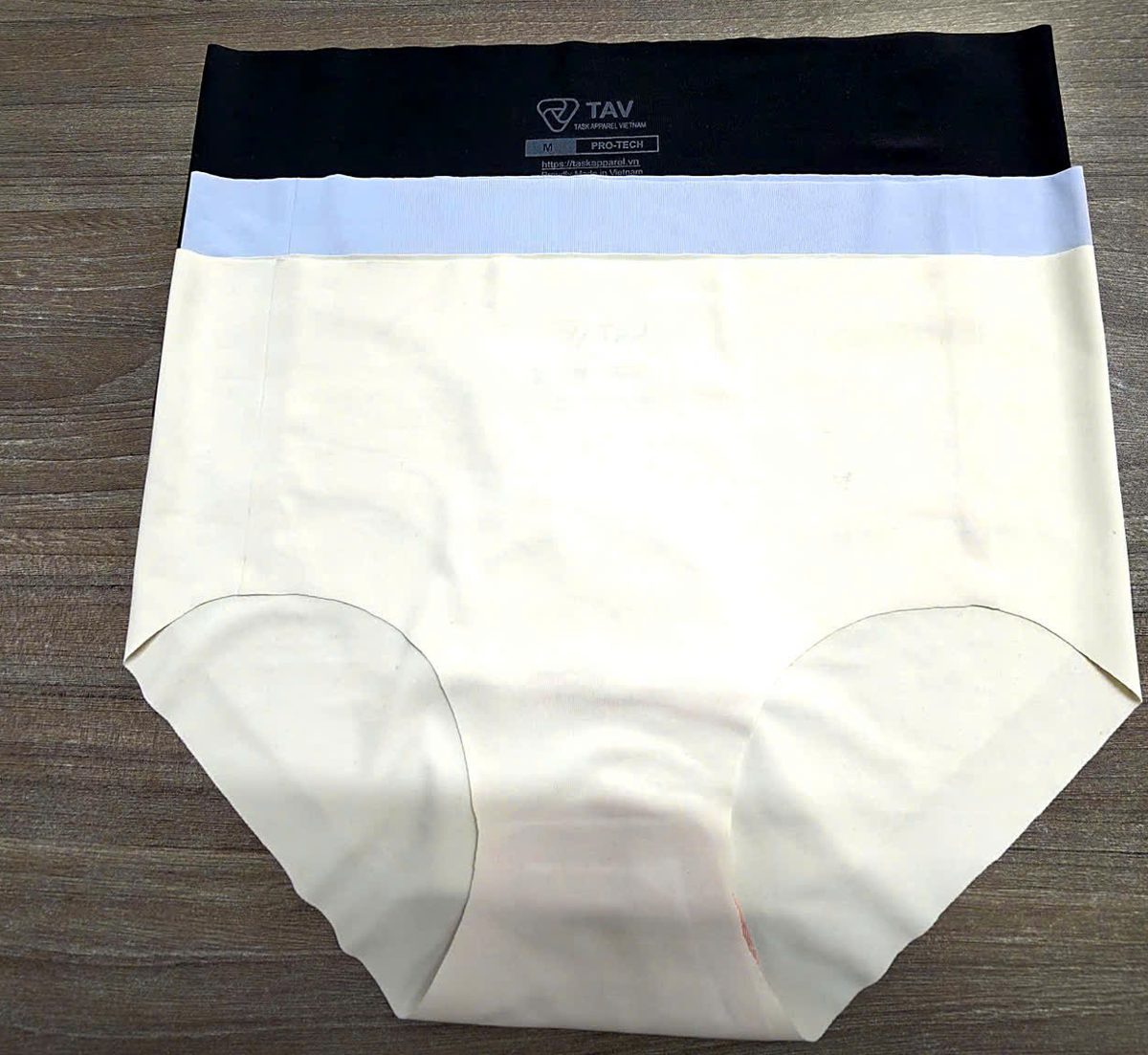 TAV women's seamless bonded briefs in nude, white and black with laser-cut edges and no side seams